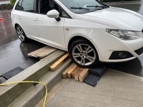 Auto auf Mauer blockiert