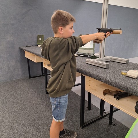 Luftpistolenschiessen13_06.10.26.jpg. Vergrösserte Ansicht