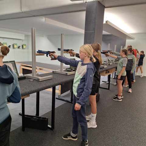 Luftpistolenschiessen1_06.10.26.jpg. Vergrösserte Ansicht