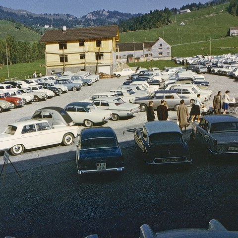 Parkplatz, 1960er-Jahre. Vergrösserte Ansicht
