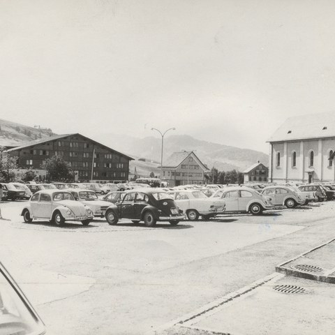 Parkplatz, 1970-Jahre. Vergrösserte Ansicht
