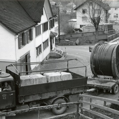 Transport des Tragseils durch Weissbad, 1964. Vergrösserte Ansicht