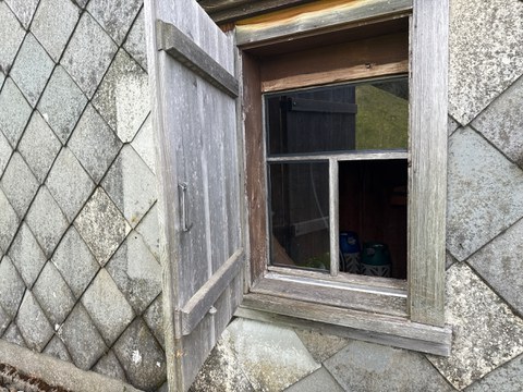 offener Fensterladen einer Alphütte