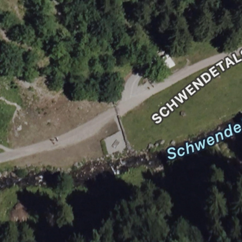 Bild 1 Velo-Parkplatz mit Schwendetalstrasse. Vergrösserte Ansicht