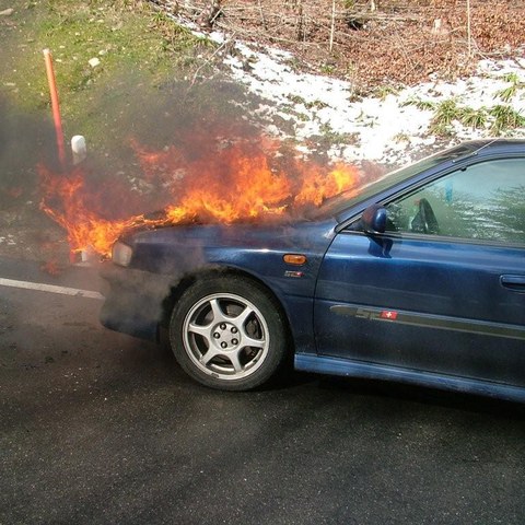 Brennendes Auto 2. Vergrösserte Ansicht
